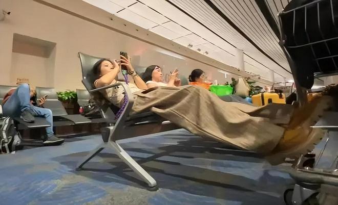 浴中心”撕开当下社会最体面的一幕OG真人大兴机场被北漂睡成“洗(图9)