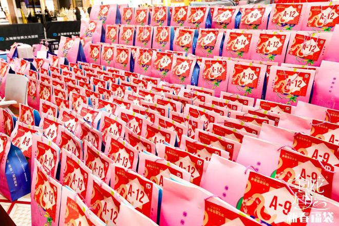 椅都带来了！一年一度为了……OG视讯彻夜排队折叠椅、躺(图5)