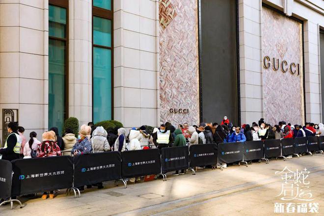 椅都带来了！一年一度为了……OG视讯彻夜排队折叠椅、躺(图4)