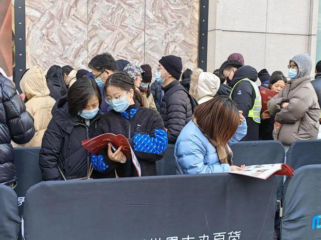 椅都带来了！一年一度为了……OG视讯彻夜排队折叠椅、躺(图6)