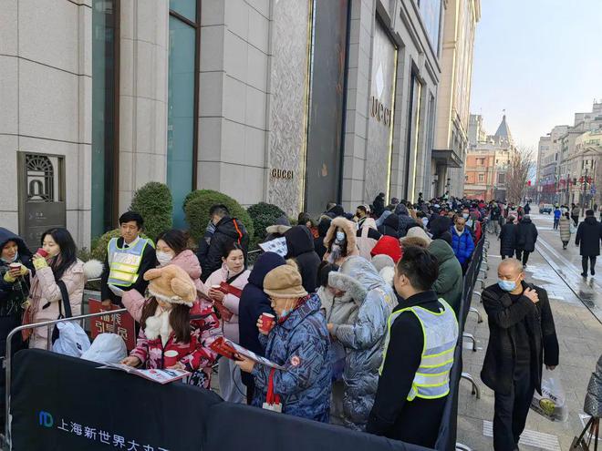 椅都带来了！一年一度为了……OG视讯彻夜排队折叠椅、躺(图7)
