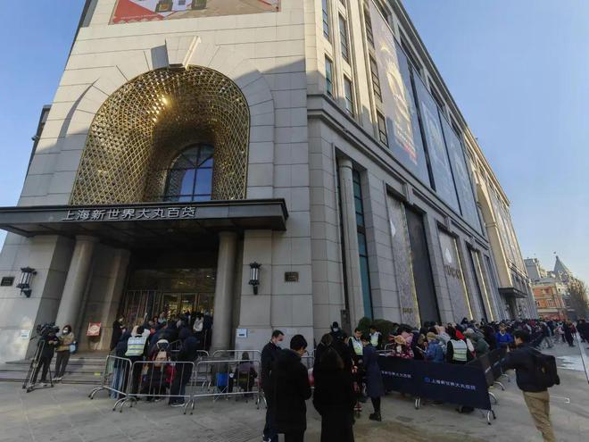 椅都带来了！一年一度为了……OG视讯彻夜排队折叠椅、躺(图11)