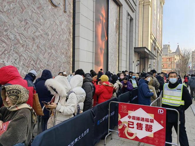 椅都带来了！一年一度为了……OG视讯彻夜排队折叠椅、躺(图10)