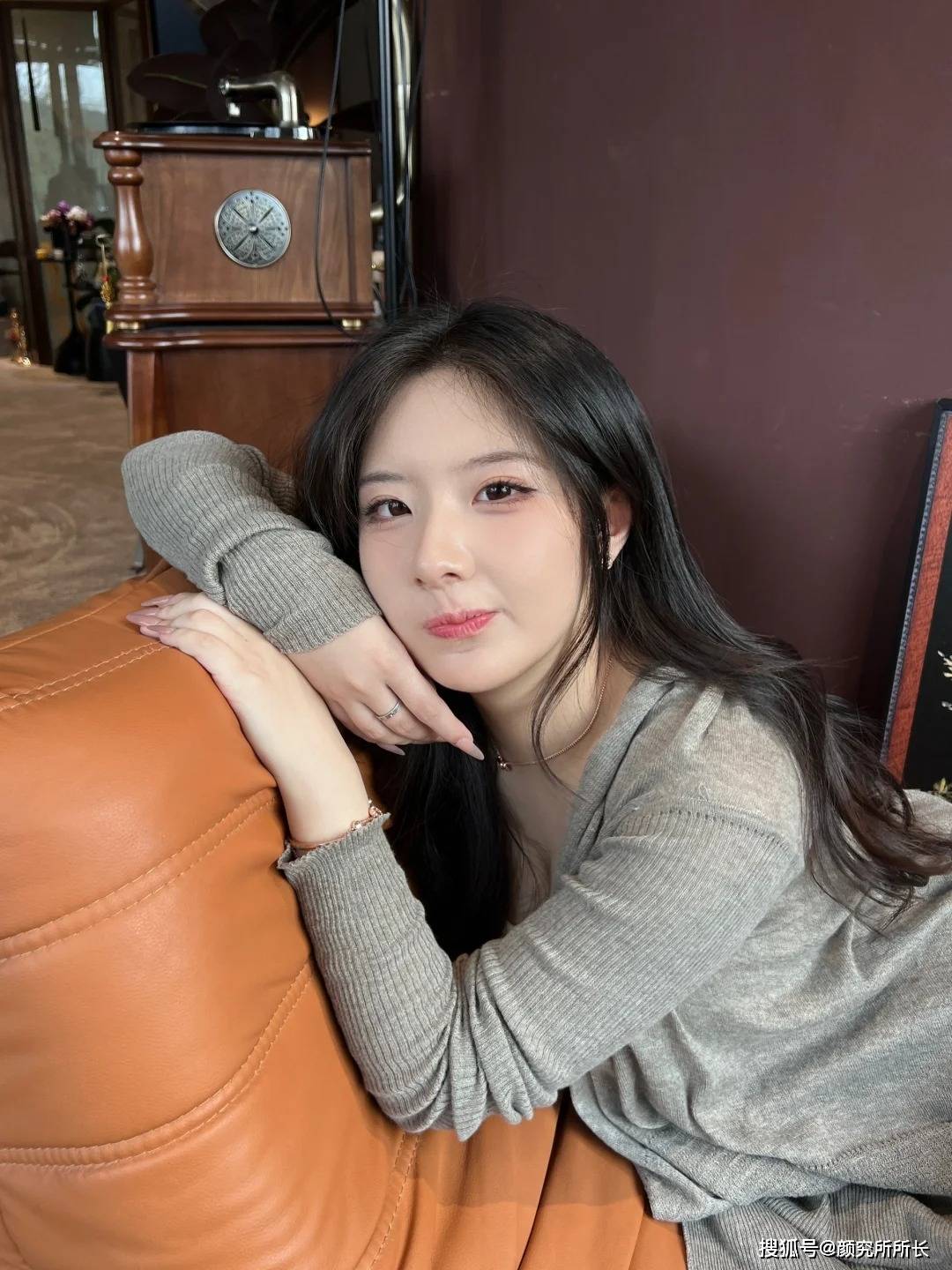 她在复古与简约间演绎永恒之美OG视讯优雅时尚穿搭的艺术：