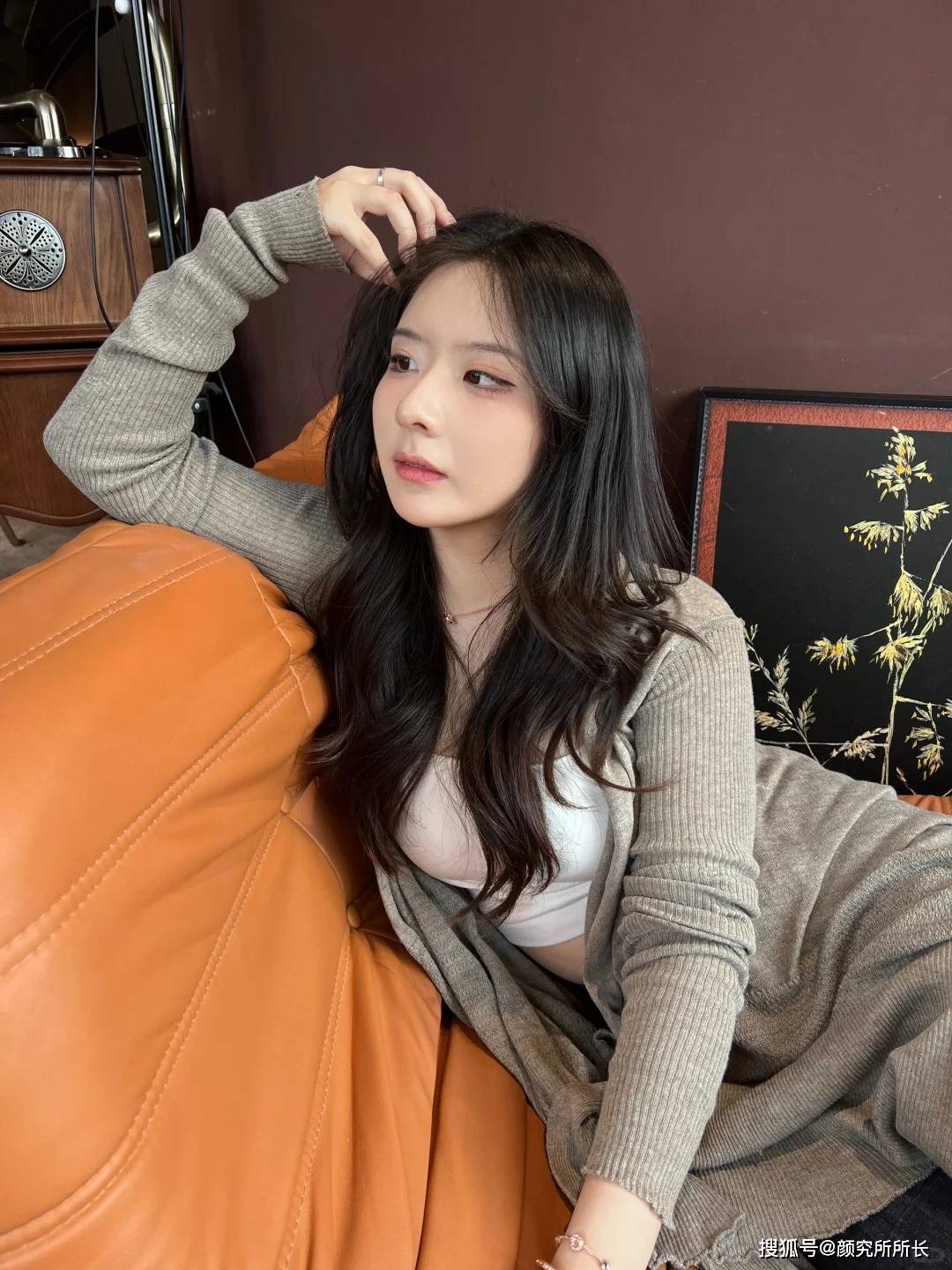 她在复古与简约间演绎永恒之美OG视讯优雅时尚穿搭的艺术：(图3)