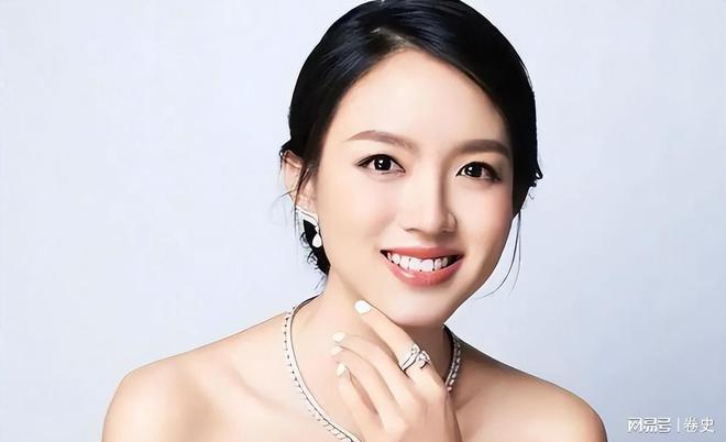 怀孕6个月上春晚站C位真人生赢家OG真人艳压奚梦瑶拒嫁30亿豪门(图17)