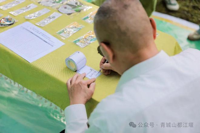 江堰太火爆NPC白娘子被求合影到宕机OG视讯顶流实锤！这个五一青城山都(图6)