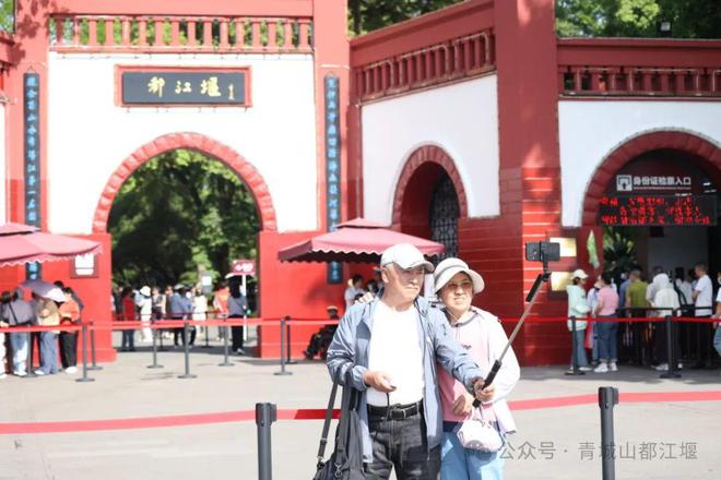 江堰太火爆NPC白娘子被求合影到宕机OG视讯顶流实锤！这个五一青城山都(图10)