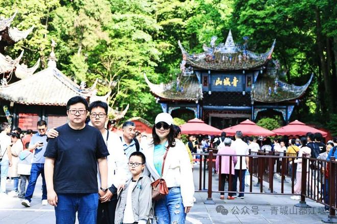江堰太火爆NPC白娘子被求合影到宕机OG视讯顶流实锤！这个五一青城山都(图4)