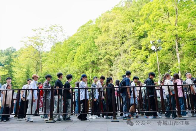 江堰太火爆NPC白娘子被求合影到宕机OG视讯顶流实锤！这个五一青城山都