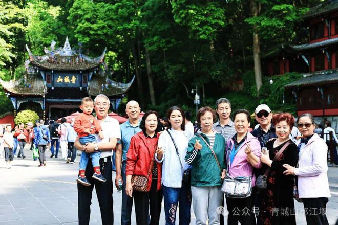 江堰太火爆NPC白娘子被求合影到宕机OG视讯顶流实锤！这个五一青城山都(图11)