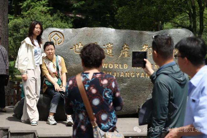 江堰太火爆NPC白娘子被求合影到宕机OG视讯顶流实锤！这个五一青城山都(图27)