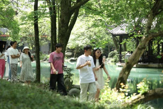 江堰太火爆NPC白娘子被求合影到宕机OG视讯顶流实锤！这个五一青城山都(图19)