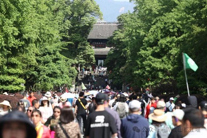 江堰太火爆NPC白娘子被求合影到宕机OG视讯顶流实锤！这个五一青城山都(图23)