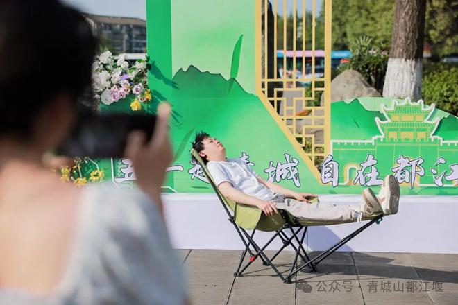 江堰太火爆NPC白娘子被求合影到宕机OG视讯顶流实锤！这个五一青城山都(图18)