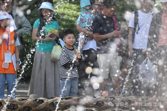 江堰太火爆NPC白娘子被求合影到宕机OG视讯顶流实锤！这个五一青城山都(图17)