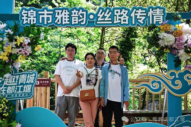 江堰太火爆NPC白娘子被求合影到宕机OG视讯顶流实锤！这个五一青城山都(图13)