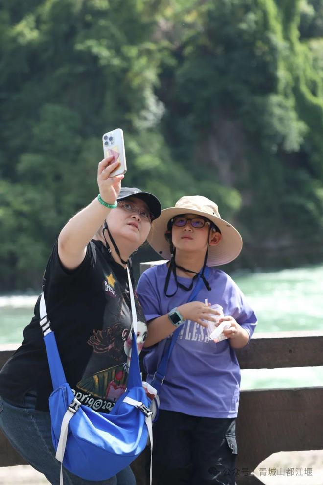江堰太火爆NPC白娘子被求合影到宕机OG视讯顶流实锤！这个五一青城山都(图24)