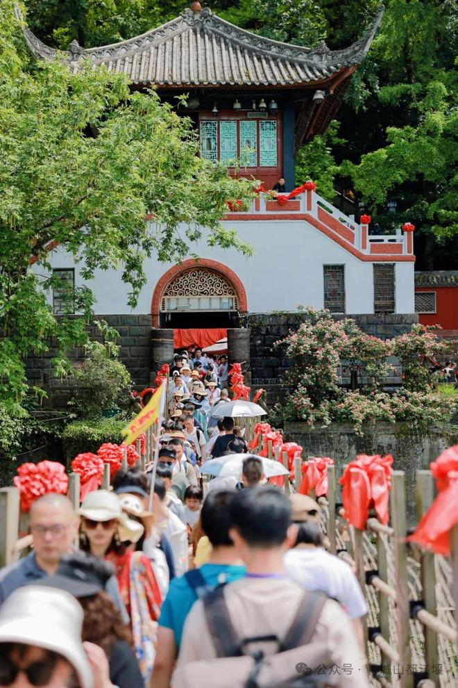 江堰太火爆NPC白娘子被求合影到宕机OG视讯顶流实锤！这个五一青城山都(图15)