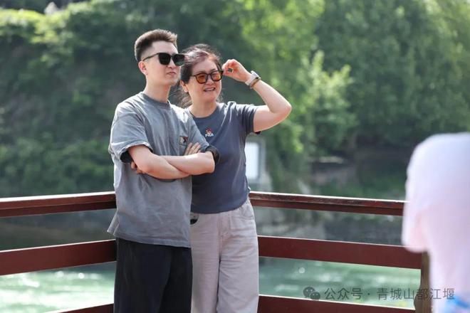 江堰太火爆NPC白娘子被求合影到宕机OG视讯顶流实锤！这个五一青城山都(图21)